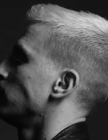 Eli Brown éblouit avec son nouvel hymne techno, "Diamonds On My Mind"