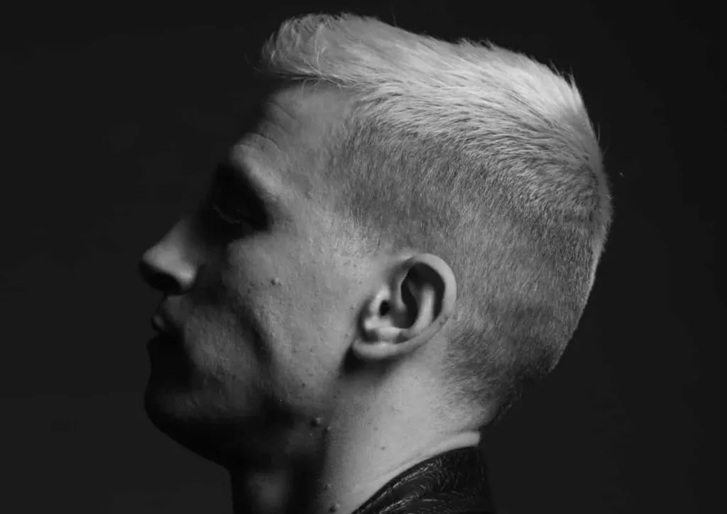 Eli Brown éblouit avec son nouvel hymne techno, "Diamonds On My Mind"