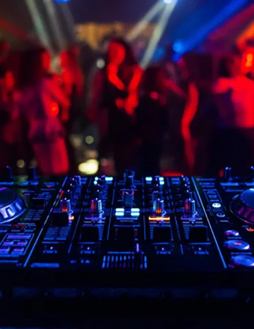 Q&A pour les DJ Débutants : Tout ce que Vous Devez Savoir sur les Contrôleurs DJ - Dropzone Frequency - Djing