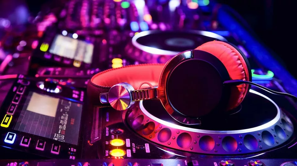 Guide des Meilleurs Contrôleurs DJ de 2023 - Dropzone Frequency - Djing